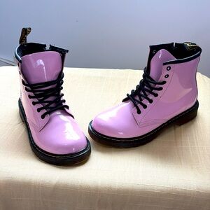 Girls Dr Martins Pale Pink Patent Leather Boots Black Strings 🍀😜😁🌈